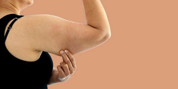 Toning Bingo Wings: Your Ultimate Guide to Sculpting Sleek Arms at the Gym 1 Woman doing push-ups for arm strength Ayr